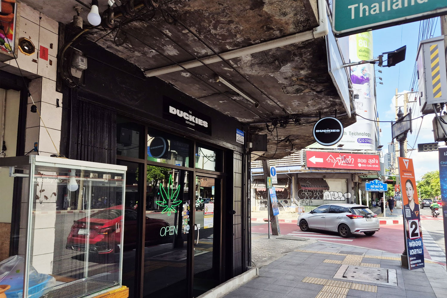 Streets around Duckies Dispensary, the local Ekkamai and Phra Khanong area